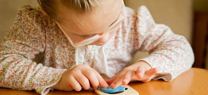 Sala de psicomotricidade com colchonetes, bambolês e obstáculos coloridos para desenvolvimento motor infantil, fotografia realista