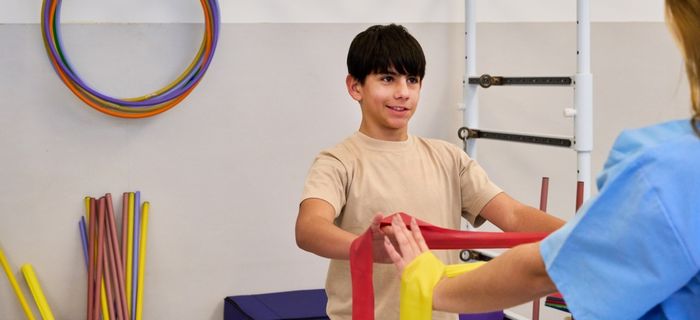 Sala de fisioterapia com barras paralelas e equipamentos de reabilitação motora infantil, paleta azul, fotografia realista