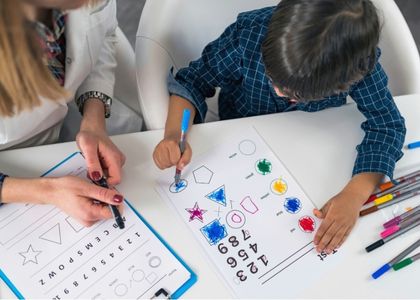 Sala de intervenção precoce para bebês e crianças pequenas, ambiente lúdico colorido com brinquedos sensoriais, paleta azul e âmbar, fotografia realista iluminação natural